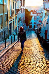 妇女走在老街上背景图片