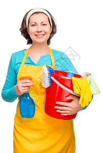 冒着清洁用品和白底水桶的女主妇图片