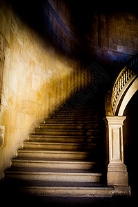 纯白色楼梯古老的楼梯由纯白色大理石制成在哥特的情绪中背景
