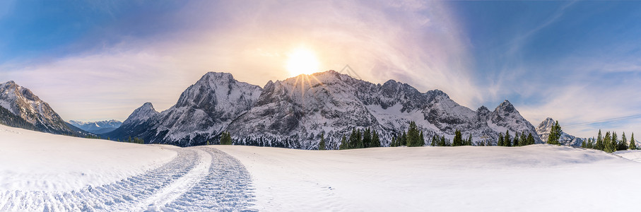 雪山中升起的太阳图片