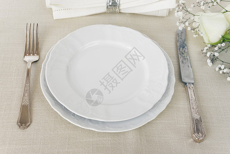 桌布上花朵有文字空间的美装桌布上面有空白板纸巾餐具和白玫瑰花背景图片