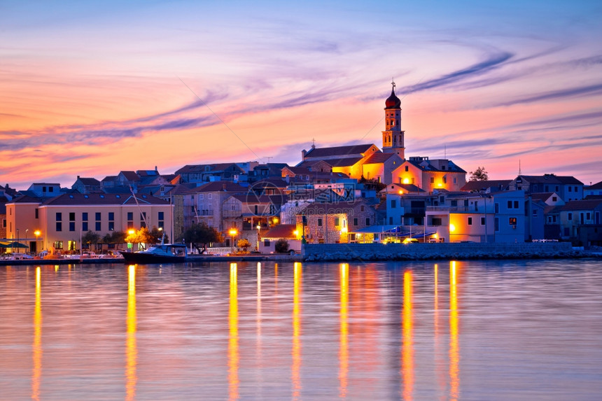 古老的地中海城市白丁那日落风景杂草岛croati图片