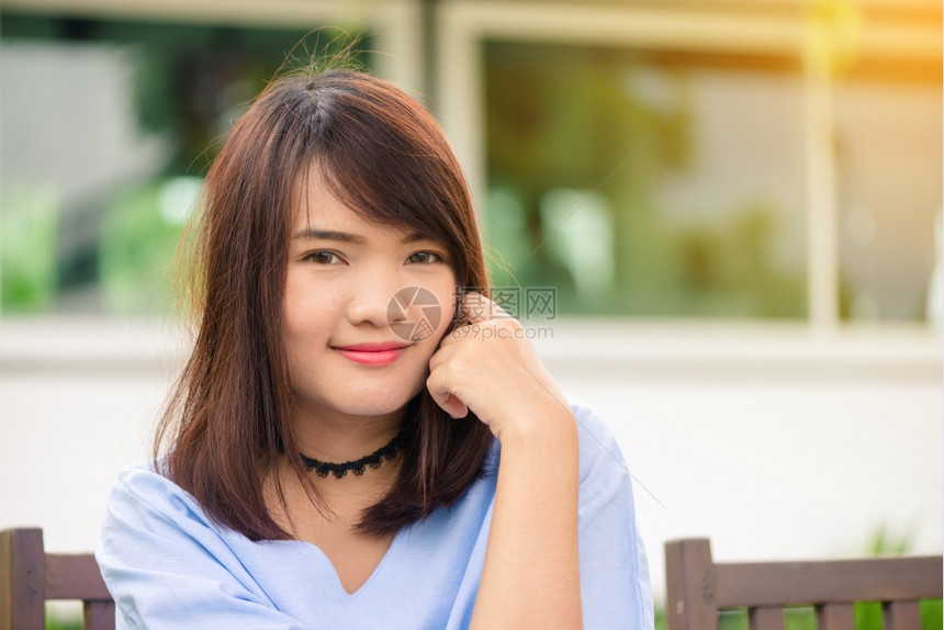 美丽的快乐女人在外景拍写真照图片