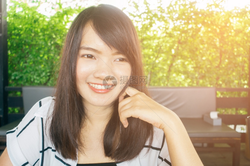 美丽的快乐女人在外景拍写真照图片