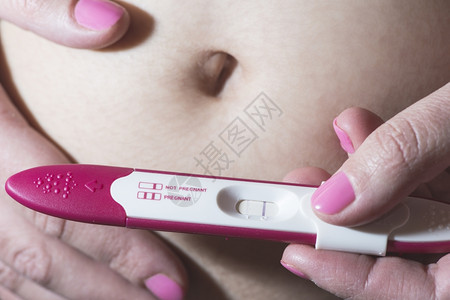 怀孕妇女接受测试图片
