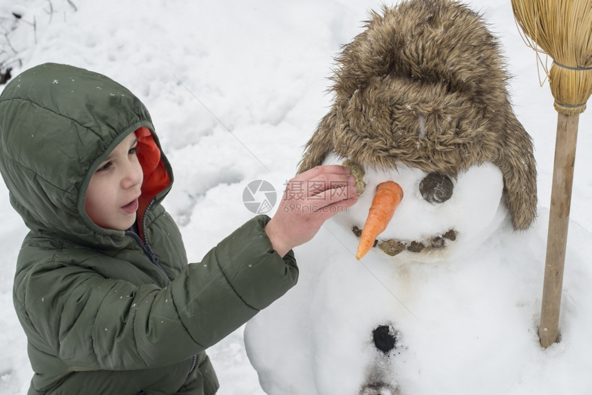 雪人和孩子在院里冬天图片