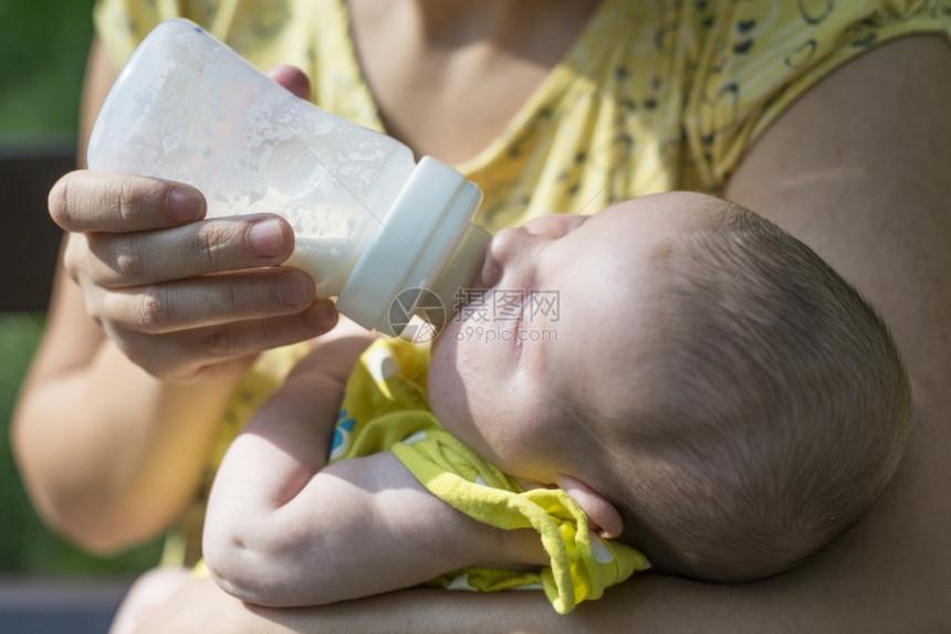 在母亲怀中喝奶的婴儿图片