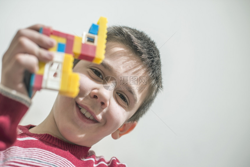 儿童玩建筑玩具多色立方体图片