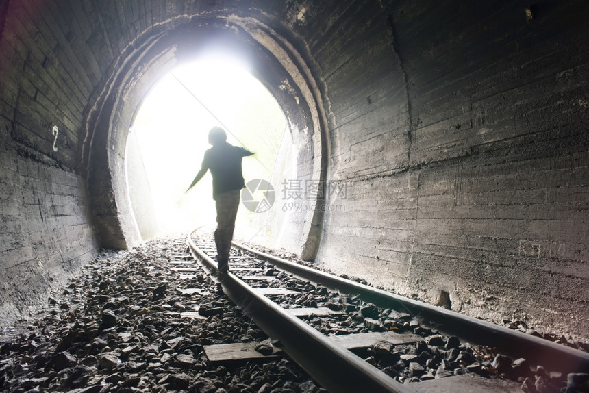 儿童在铁路隧道中行走图片