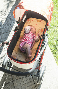 婴儿在婴儿车里熟睡图片