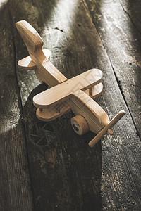 木制的飞机模型图片