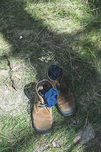 旧皮鞋和蓝袜子图片