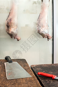 在一家屠夫店的冷冻展示中羊肉成分高清图片素材