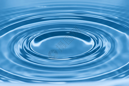 蓝色水滴宏观投射高清图片
