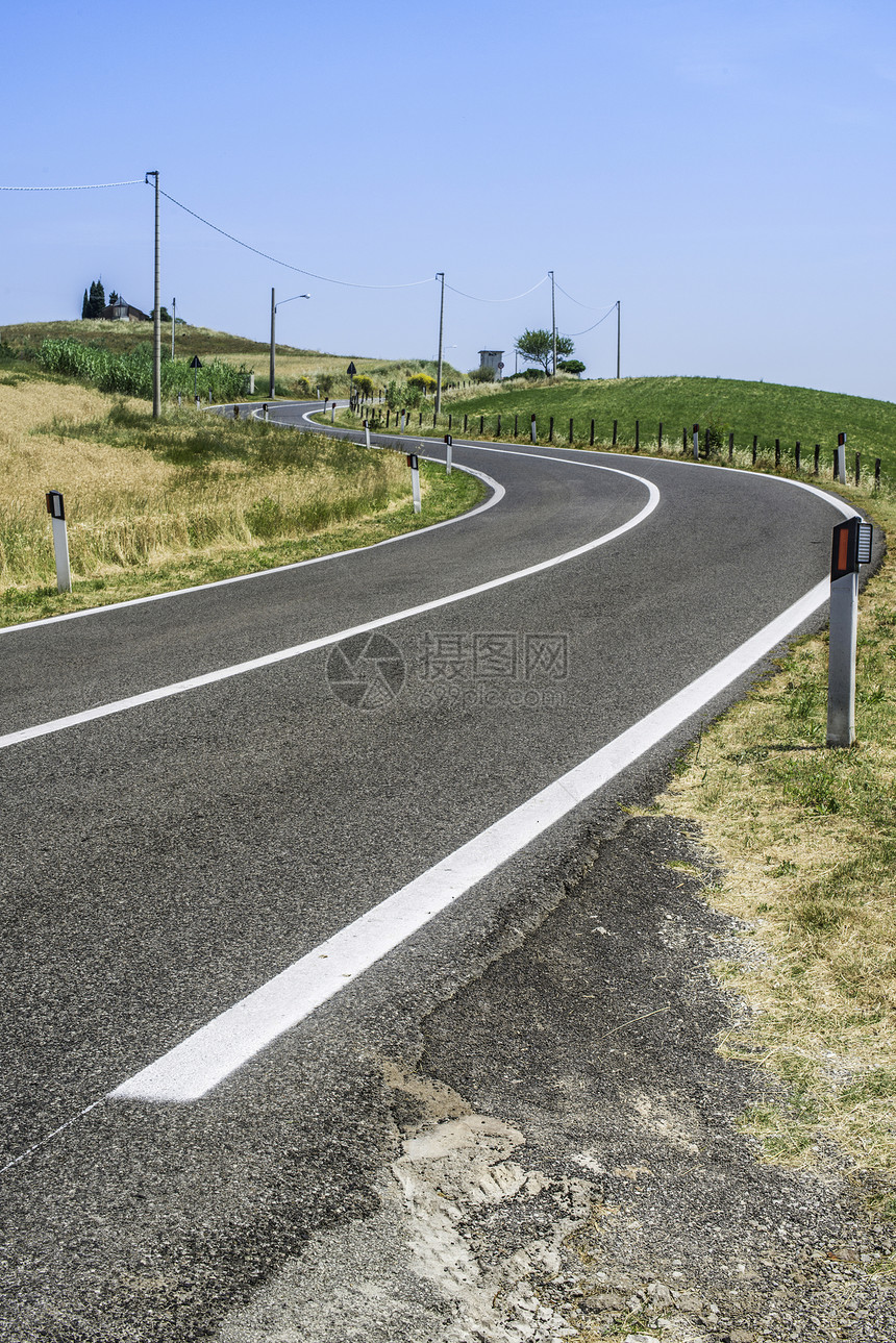 乡村弯曲道路和围栏图片