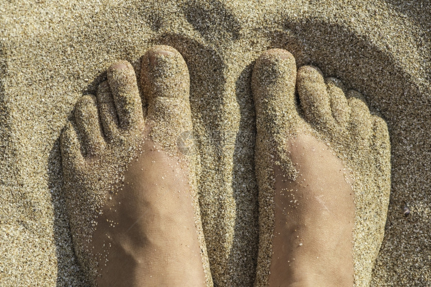 沙滩上的脚图片