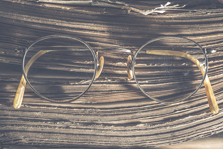 旧圆环眼镜和书低光图片