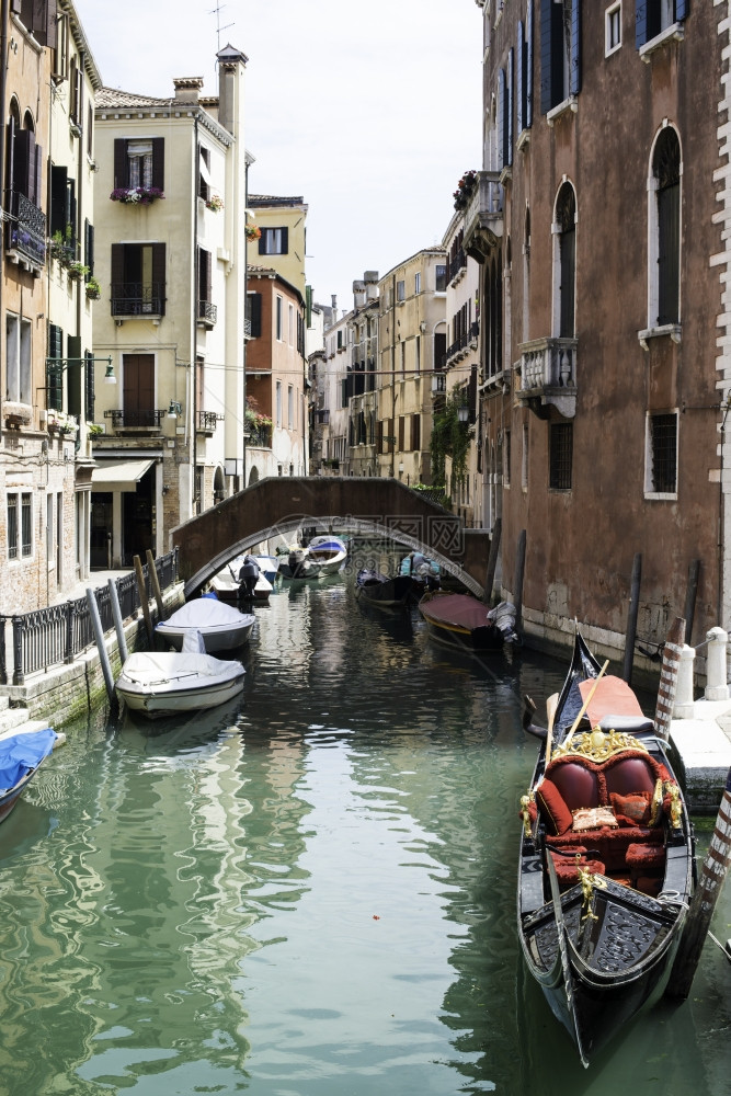 古老的建筑物和船在河道的venic图片