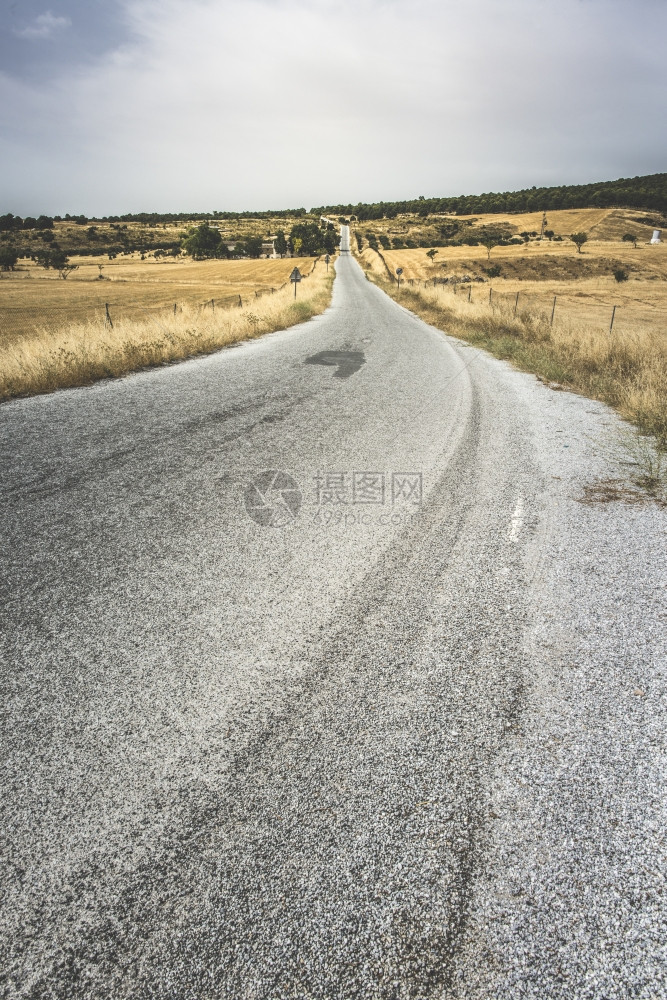 农村道路和荒草地图片