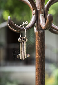 支吊架花园中旧木架上的钥匙捆绑背景
