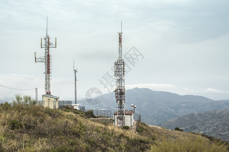 山上带有电视天线的信gsm塔台图片