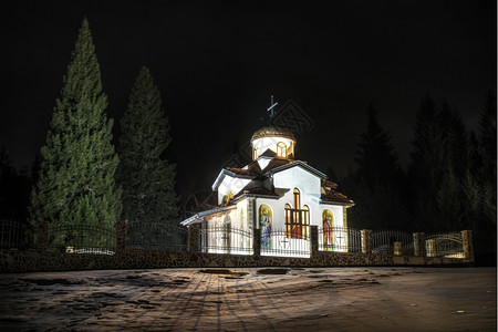 夜里在山上的奥托克斯教堂图片
