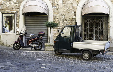 意大利农村的旧三轮车背景图片