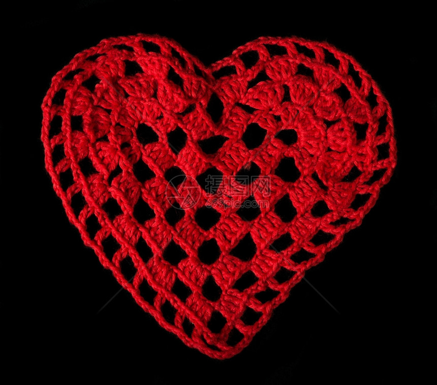 编织的红心由铁线制成黑色隔离图片