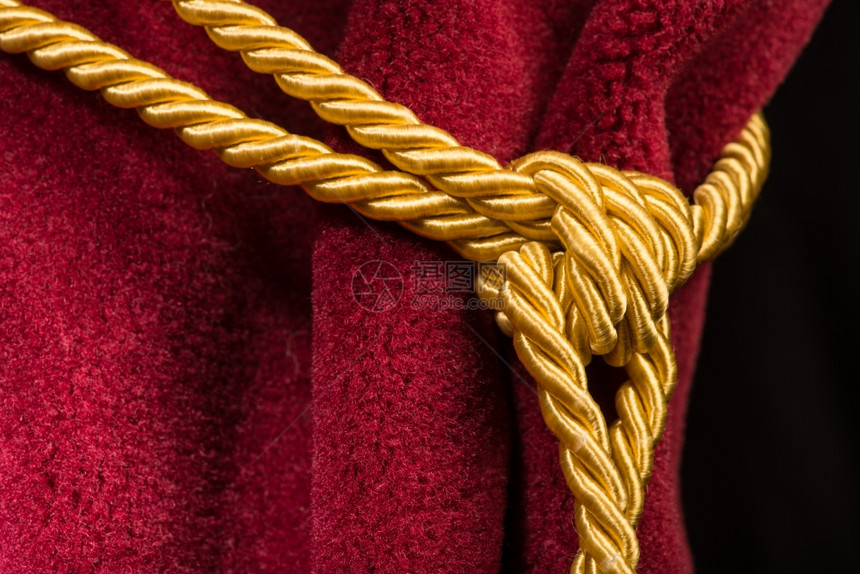 红色天鹅绒帘有船绳上系紧结图片