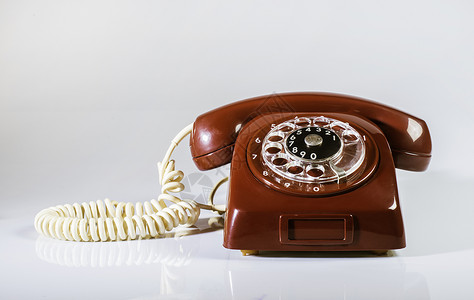 白色背景的旧红电话白缆图片