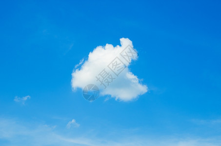 蓝色天空中的云背景图片