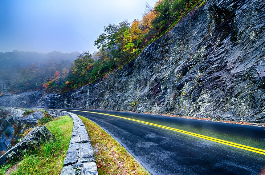 蓝色的山脉道路图片