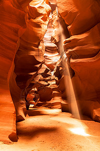 恒星峡谷内由石制的扭曲橙色波浪背景图片