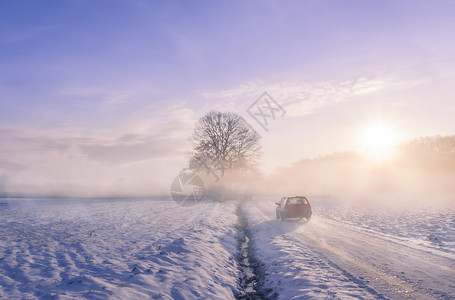 冬天行驶在农村雪地的汽车图片