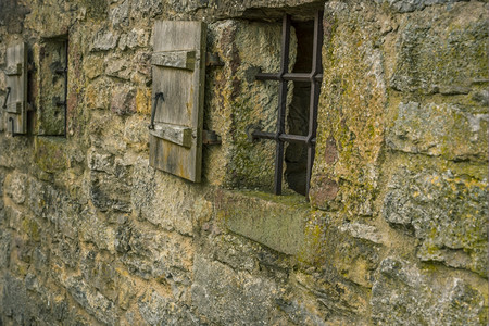 中世纪石墙两扇小窗户加铁条固图片