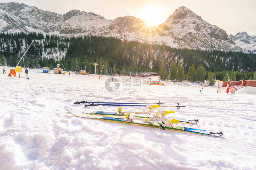 滑雪坡上美丽的雪景图片