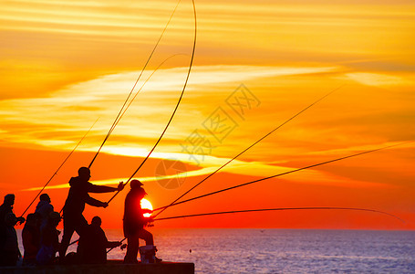日落时在码头的渔民群体高清图片