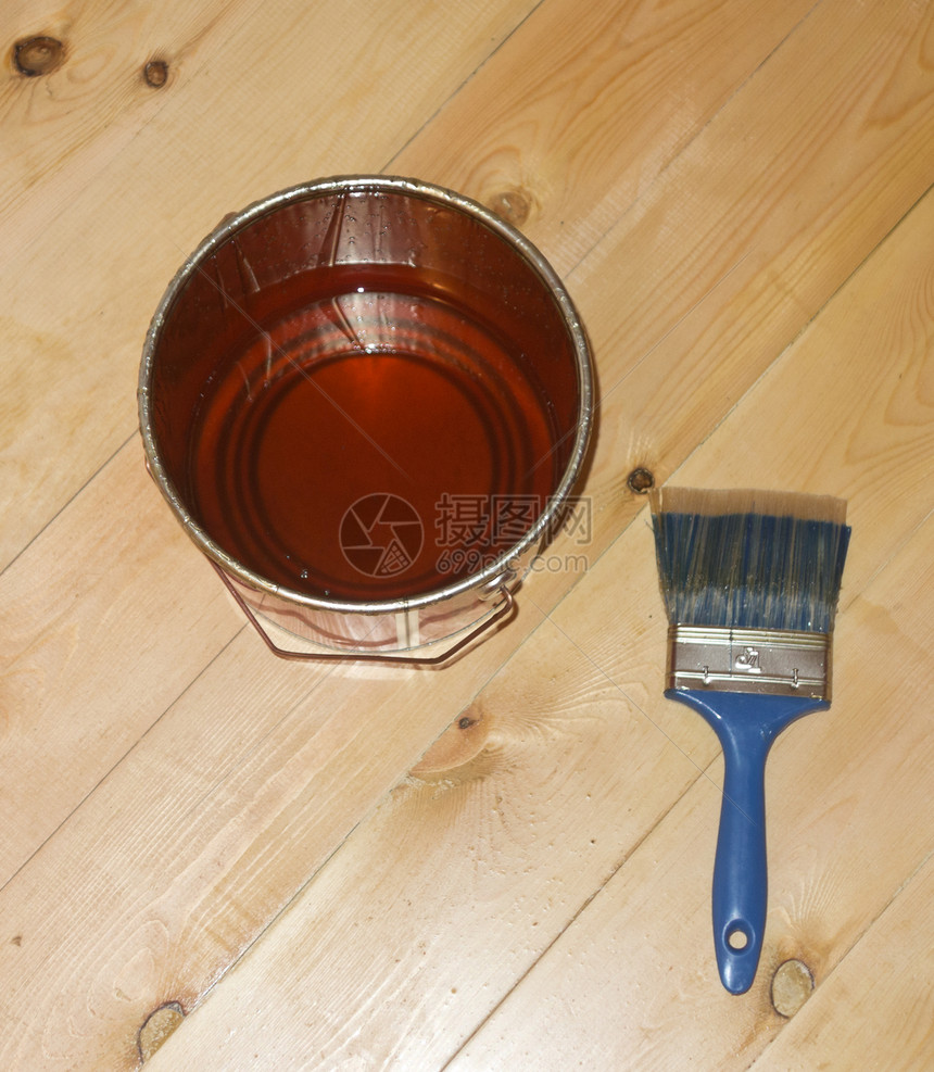 木地板上用锡罐子刷漆图片