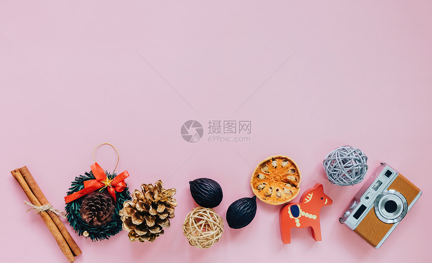 在粉红背景顶视图上复制空间的最低限度风格圣诞装饰品图片