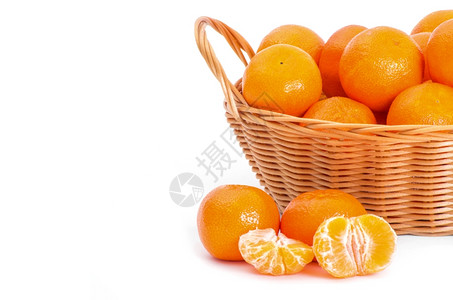 一筐成熟的水果橘子图片