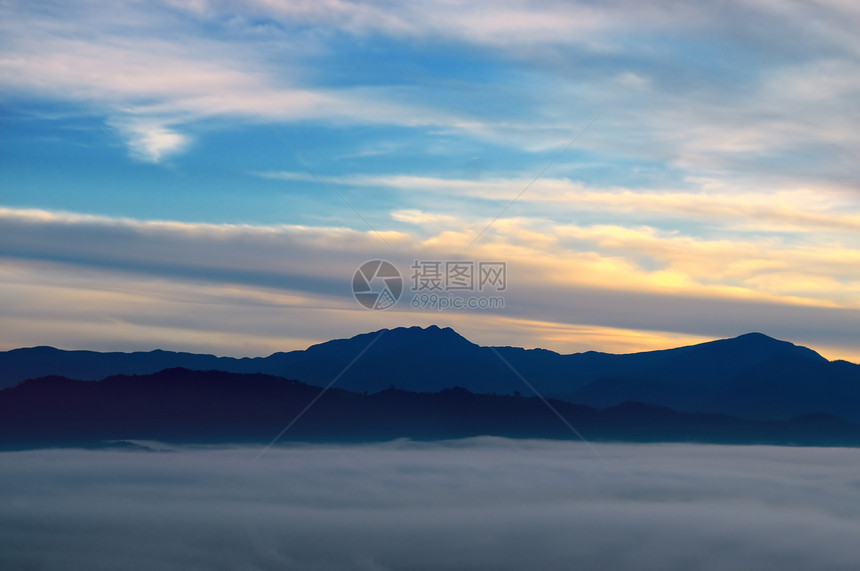 明亮的日出山谷雾地平线上山峰图片