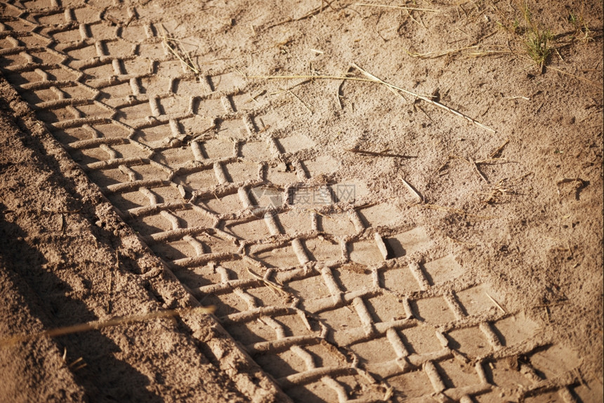 沙子上的轮胎轨迹图片