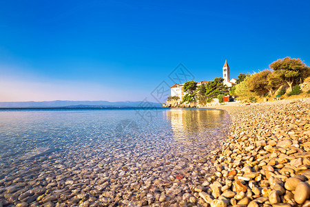 海滩上小卵石在布尔的石子海滩上修道院布拉克岛达马提亚croati岛背景