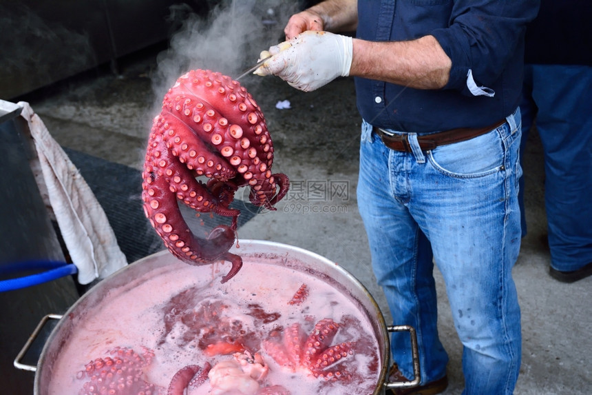 用沸水煮红章鱼图片