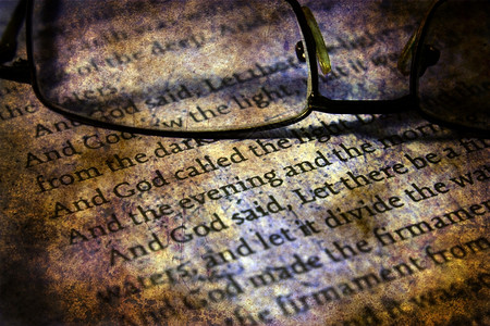 阅读眼镜圣经格朗概念基督教高清图片素材