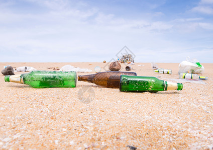 海滩上的瓶子和垃圾图片
