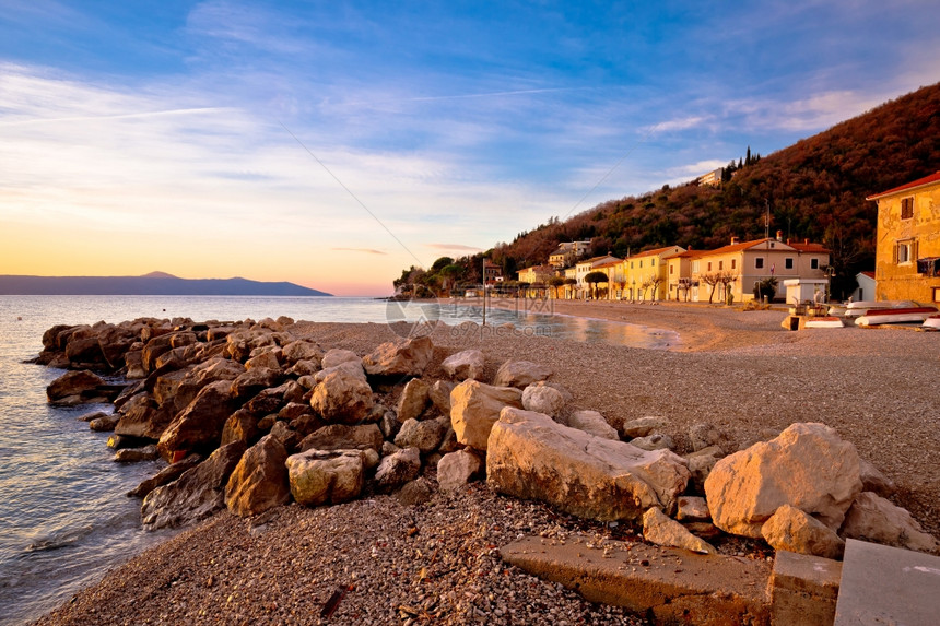 日出时的莫塞尼克塔拉加村海滩croati的pjrvea图片