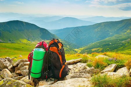 六本木山不睡觉高山前面的两个旅游邮袋背景