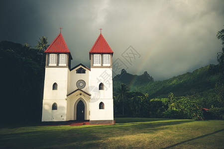 莫奥拉岛的哈阿皮提教堂彩虹风景法国多语言的彩虹背景图片