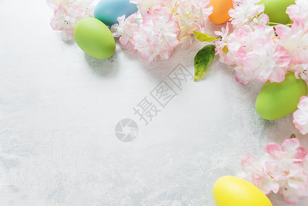 桌面上的桃花与彩色鸡蛋背景图片